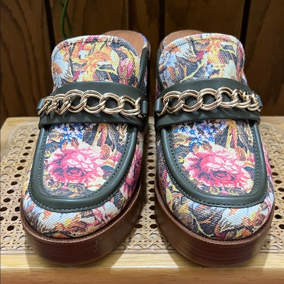 Floral Women's Clogs - Picture 3 of 5